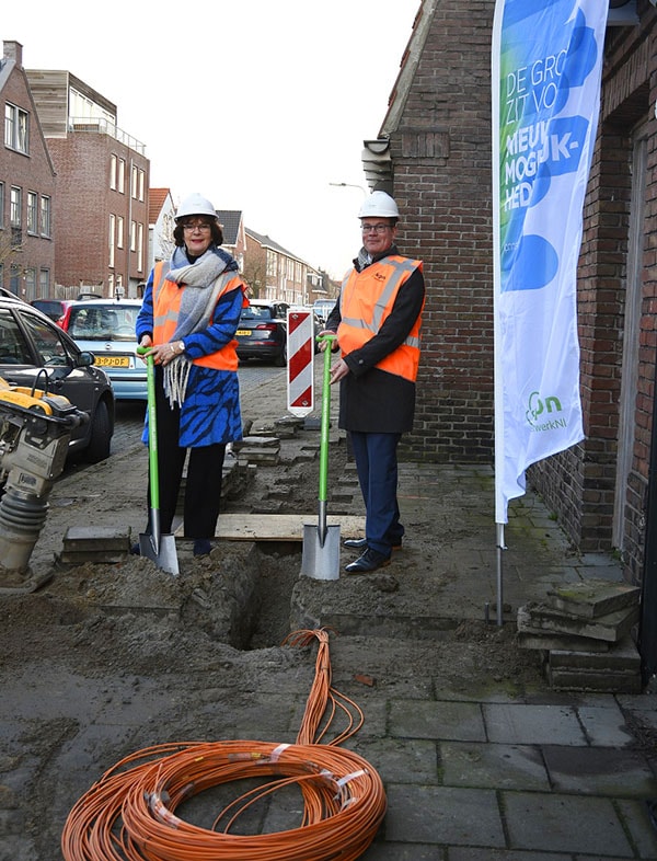 1e schop in de grond aanleg glasvezel Tilburgse wethouder Mario Jacobs