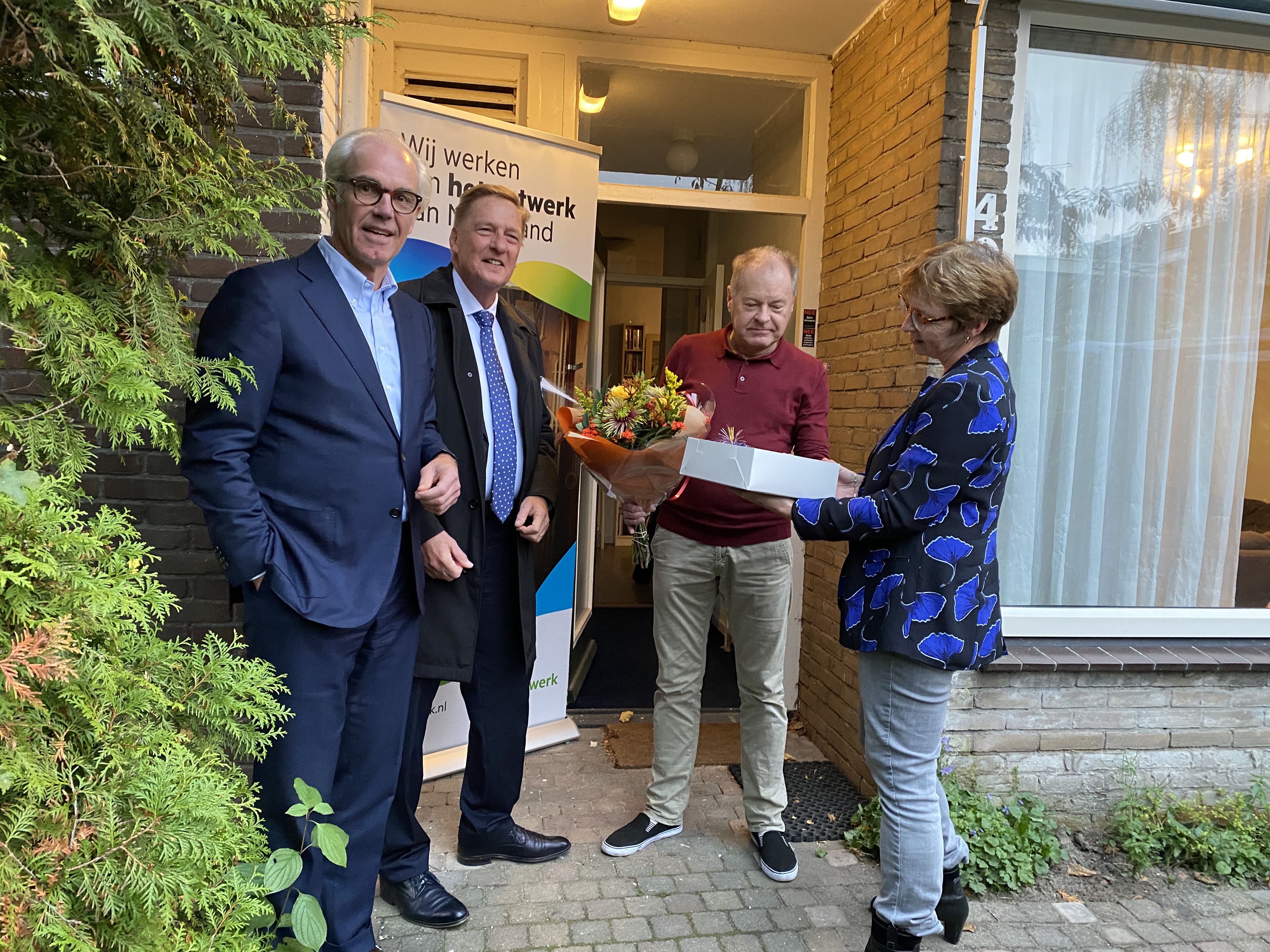 Regiodirecteur KPN Willem Offerhaus en wethouder Rob Ellermeijer zetten de heer Bleeker in het zonnetje. Hij werd als eerste in Amstelveen op het glasvezelnetwerk aangesloten.