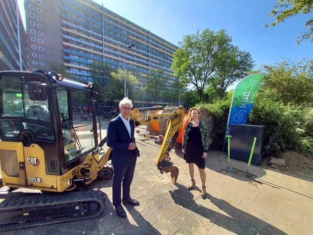 Wethouder Martina Huijsmans (r) en Willem Offerhaus van KPN starten uitrol van glasvezel met een symbolische eerste schop in de grond.