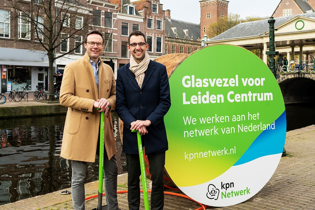 Foto bij 1e schop glasvezel KPN in Leiden centrum