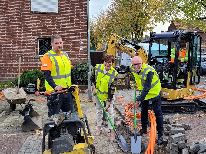 Wethouder Erik van Daal (r) en Anja de Vos-Biemans van KPN starten uitrol van glasvezel met een symbolische eerste schop in de grond