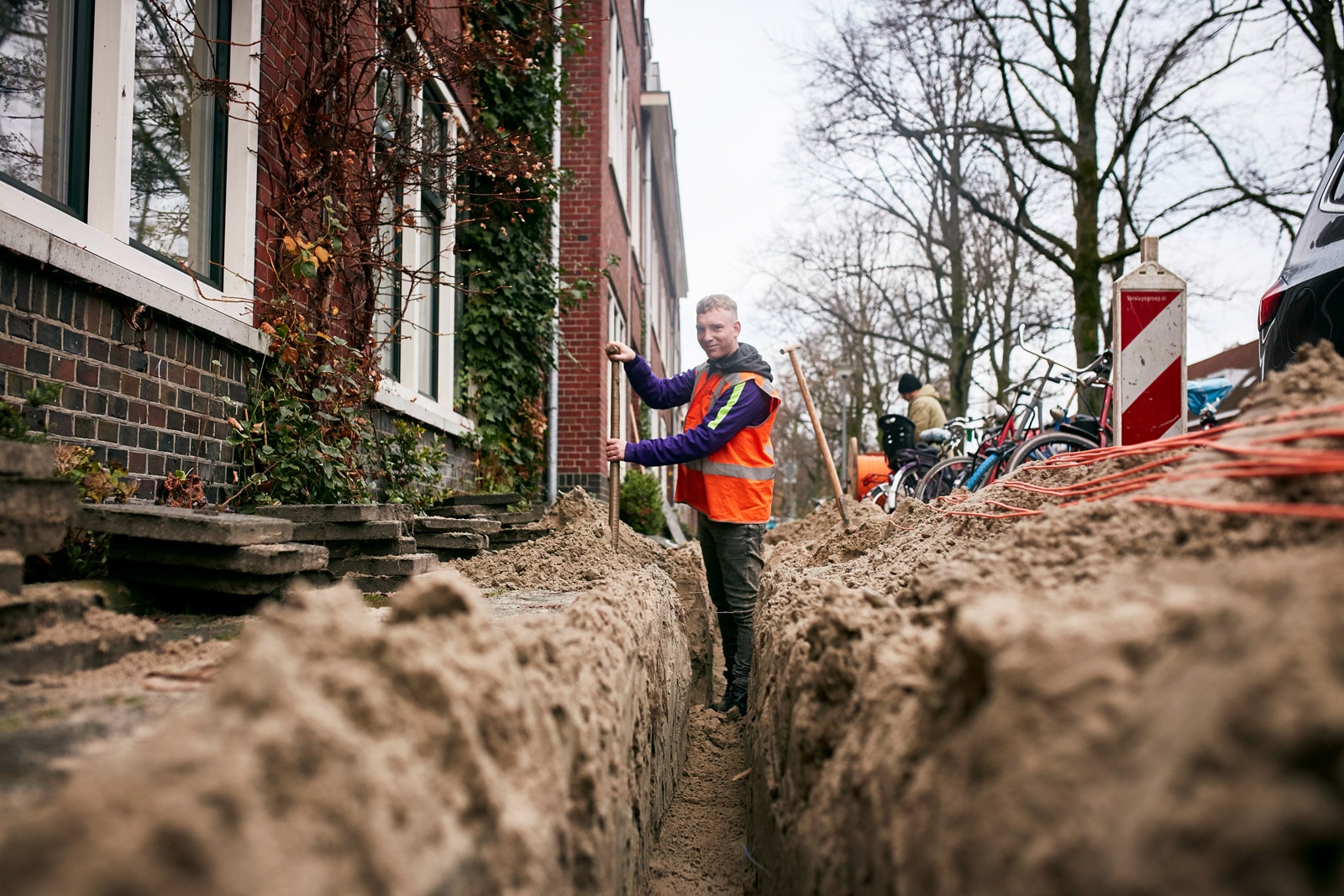 Werkzaamheden in de straat voor de aanleg van glasvezel van KPN Netwerk